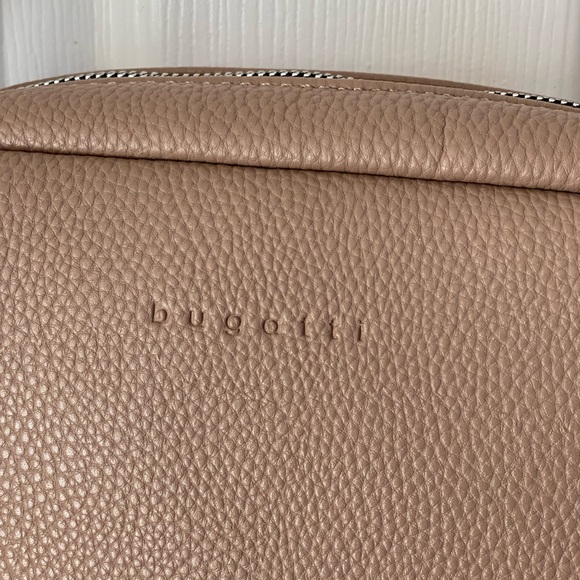 Bugatti women’s essentials crossbody bags excellent condition no damages. - Picture 4 of 7